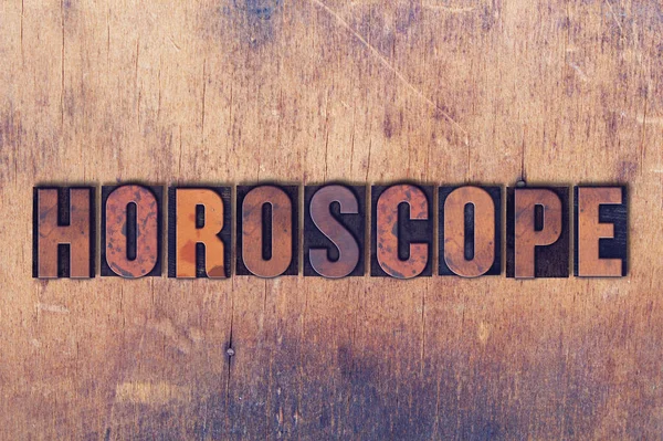 Horoscoop thema boekdruk Word op houten achtergrond — Stockfoto