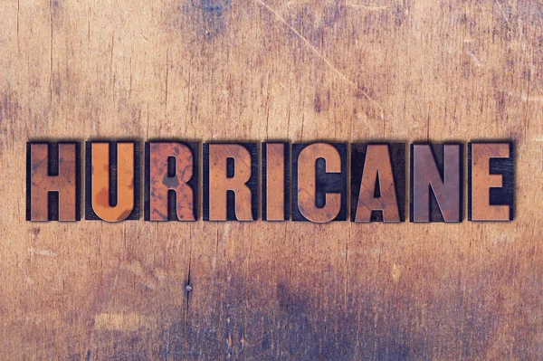 Hurricane Theme Letterpress Palavra sobre fundo de madeira — Fotografia de Stock