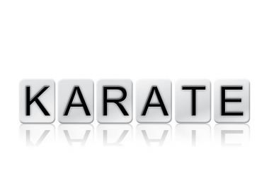 Kiremitli Word üzerinde beyaz izole karate kavramı
