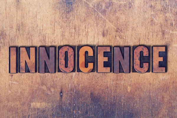 Innocence Thème Letterpress Word sur fond bois — Photo