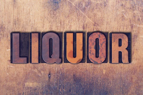 Liquor thema boekdruk Word op houten achtergrond — Stockfoto