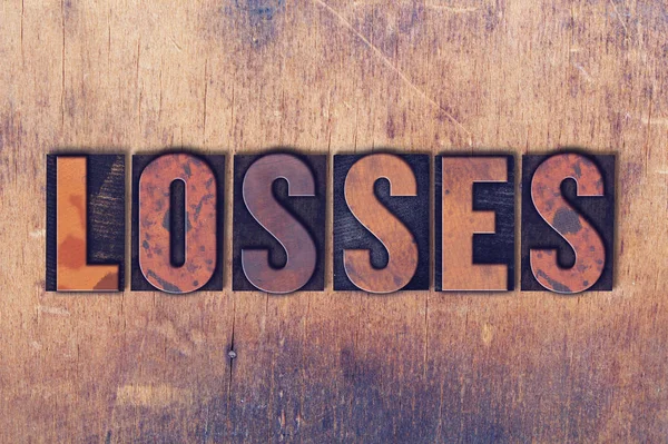 Απώλειες θέμα Letterpress λέξη σε ξύλο φόντο — Φωτογραφία Αρχείου