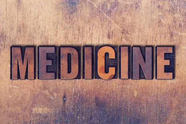 Medycyna tematu druki napis na tle drewna — Zdjęcie stockowe