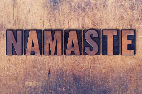 Namaste Theme Letterpress Word на фоне дерева — стоковое фото