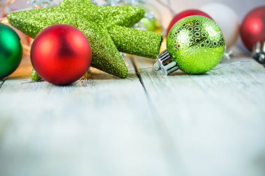 Noel tatili ışıklar ve süs eşyaları arka plan