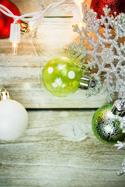 Luzes de Natal e ornamentos em fundo de madeira — Fotografia de Stock