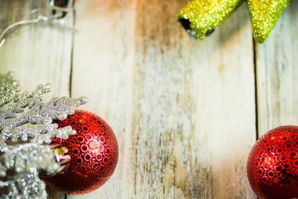 Luzes de Natal e ornamentos em fundo de madeira — Fotografia de Stock