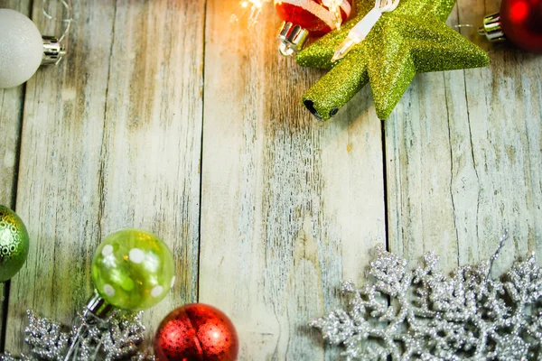 Luzes de Natal e ornamentos em fundo de madeira — Fotografia de Stock