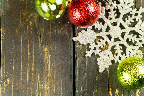 Natal ornamentos de férias em um fundo de madeira escura . — Fotografia de Stock