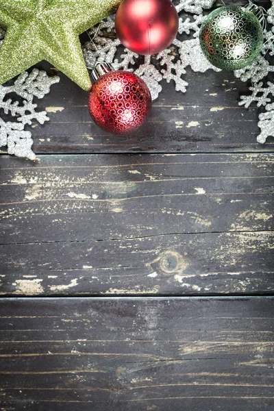 Natal ornamentos de férias em um fundo de madeira escura . — Fotografia de Stock