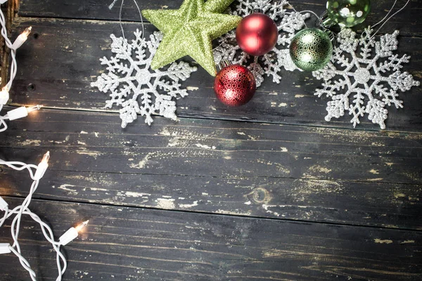 Natal férias ornamentos e luzes em um fundo de madeira escura — Fotografia de Stock