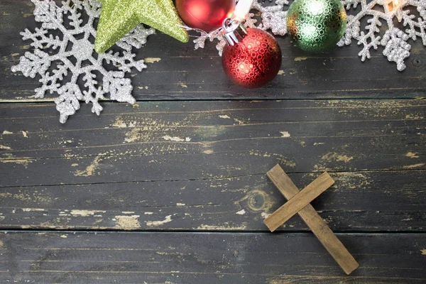 Décorations de Noël et croix chrétienne sur un bois sombre B — Photo