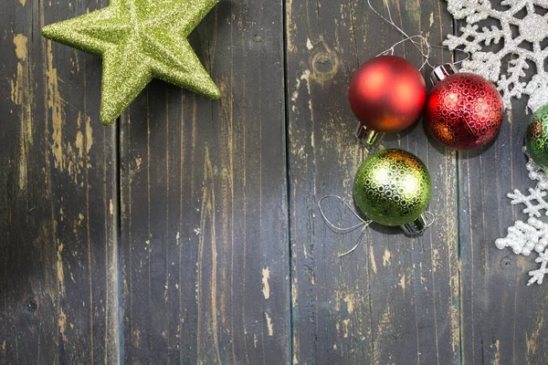 Natal ornamentos de férias em um fundo de madeira escura . — Fotografia de Stock