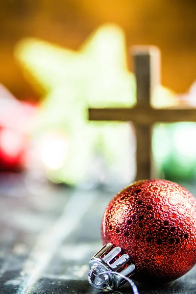 Παραδοσιακές χριστουγεννιάτικες διακοπές στολίδια και χριστιανικός Σταυρός σε ένα — Φωτογραφία Αρχείου