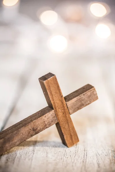 Vintage Croix chrétienne en bois Crucifix fond — Photo