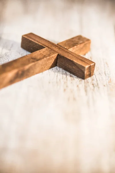 Vintage Croix chrétienne en bois Crucifix fond — Photo