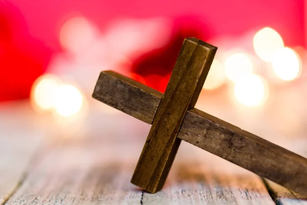 Hellige Christian Wooden Cross på en abstrakt rød baggrund - Stock-foto