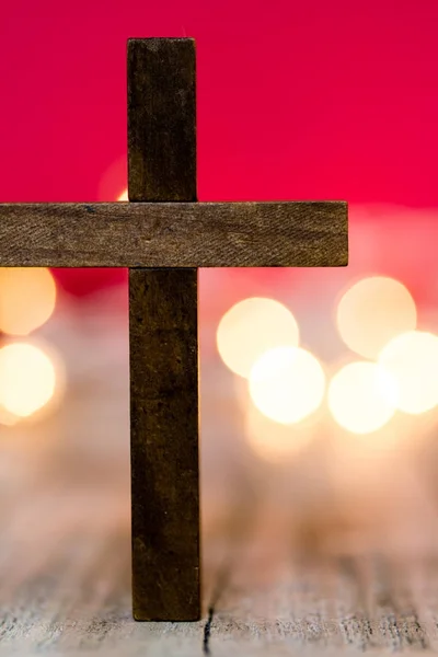 Ξύλινο ιερό χριστιανικό σταυρό σε μια αφηρημένη κόκκινο φόντο — Φωτογραφία Αρχείου