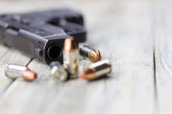 Pistola pistola y balas —  Fotos de Stock