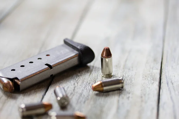 Пистолетный магазин и пули — стоковое фото