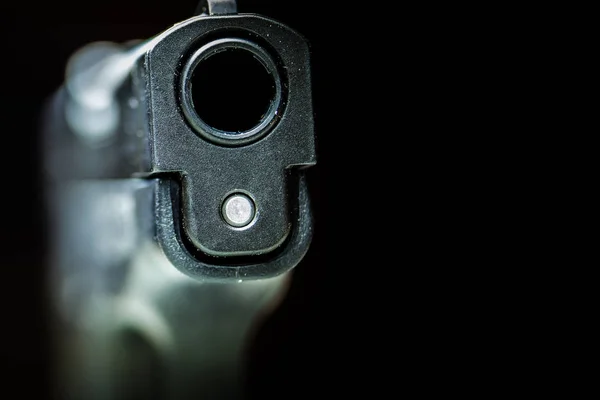 Pistola pistola su sfondo nero — Foto Stock