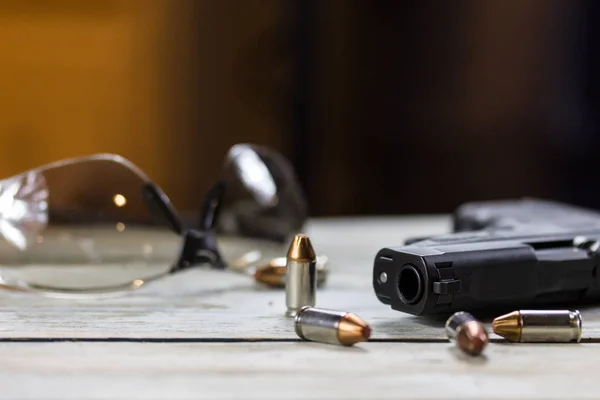 Pistola pistola y balas —  Fotos de Stock
