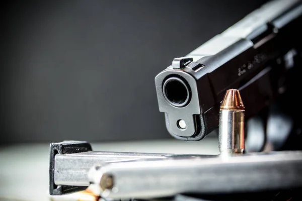 ピストル拳銃と弾丸 — ストック写真