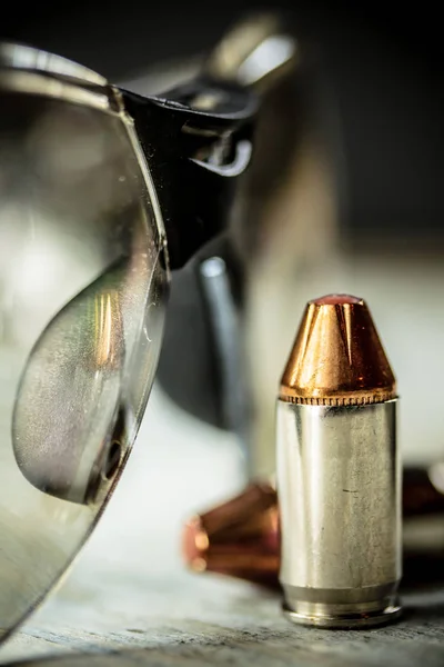 Pistole pistole a náboje s bezpečností střelecké brýle — Stock fotografie