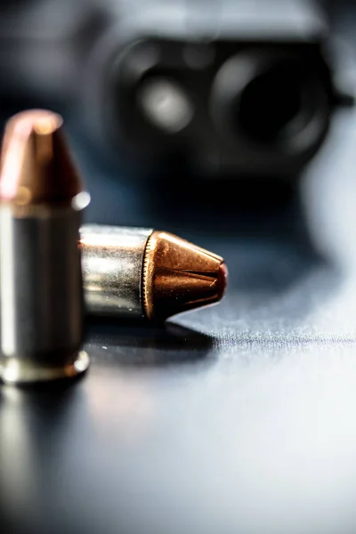 Pisztoly pisztolyt és golyók — Stock Fotó