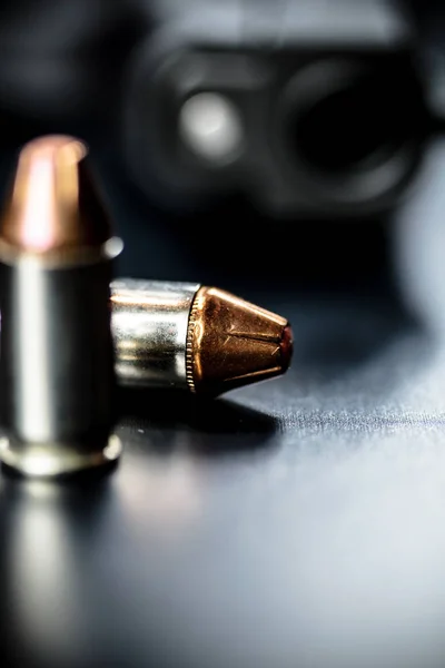 Pistol Handgun and Bullets — Stock Photo, Image