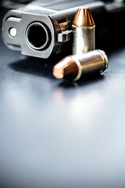 권총 권총과 총알 — 스톡 사진