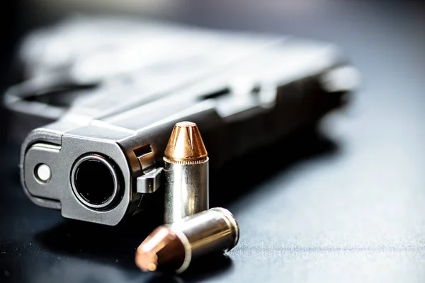 Pistol Handgun and Bullets — Stock Photo, Image