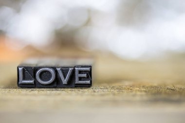 Konsepti Vintage Metal Letterpress kelimesini seviyorum