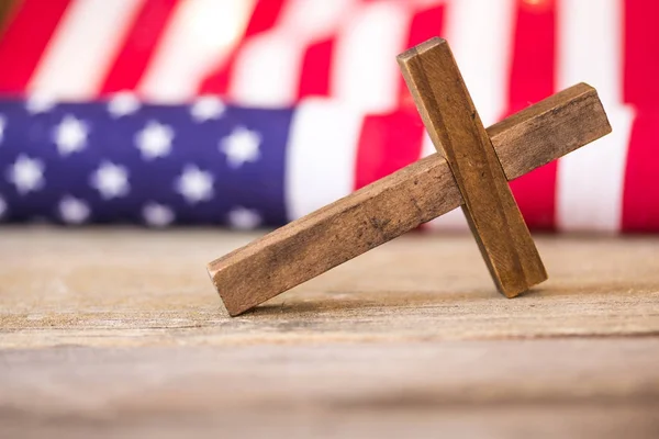 Heilige christelijke kruis en achtergrond van de Amerikaanse vlag — Stockfoto