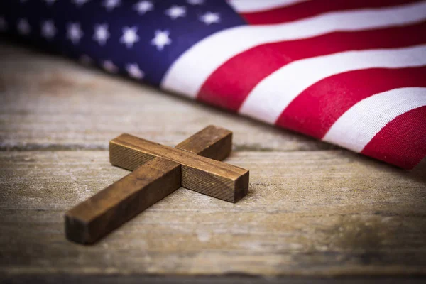 Heilige christelijke kruis en achtergrond van de Amerikaanse vlag — Stockfoto