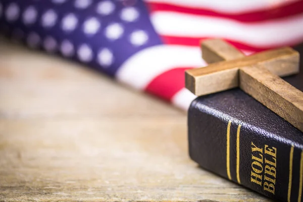 Christian Kruis en Bijbel Amerikaans Concept — Stockfoto