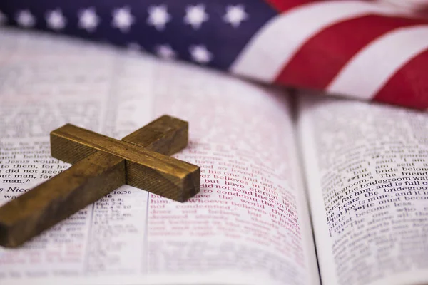 Heilige christelijke kruis en Bijbel schrift — Stockfoto