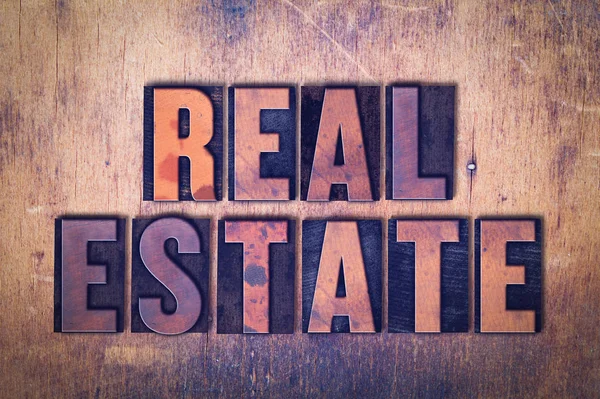 Real Estate θέμα Letterpress λέξη σε ξύλο φόντο — Φωτογραφία Αρχείου