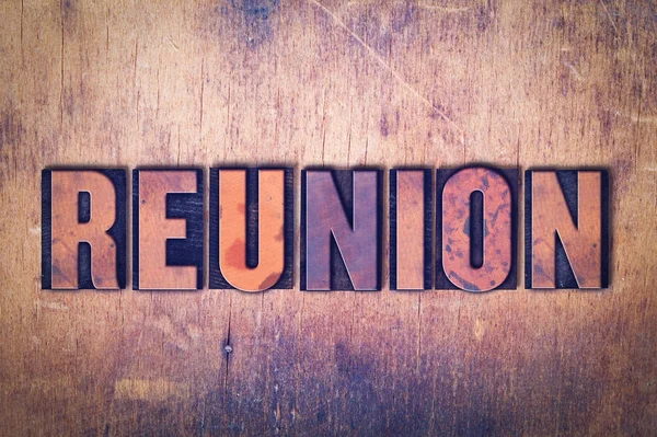 Reunion tema boktryck Word på trä bakgrund — Stockfoto