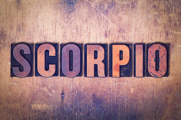 Skorpion tematu druki napis na tle drewna — Zdjęcie stockowe