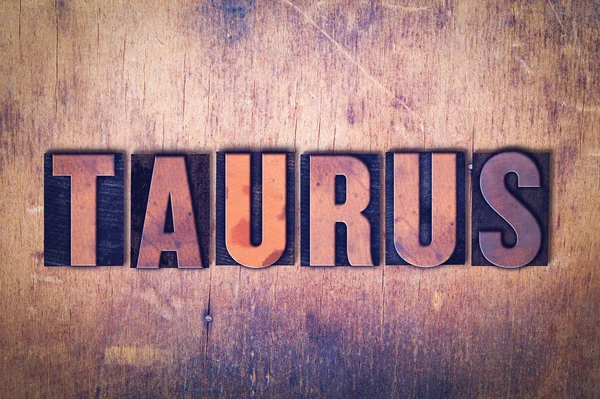 Taurus thema boekdruk Word op houten achtergrond — Stockfoto