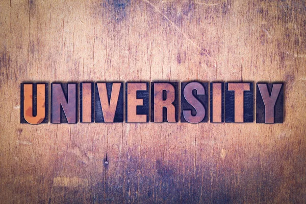 Universität Thema Buchdruck Wort auf Holz Hintergrund — Stockfoto