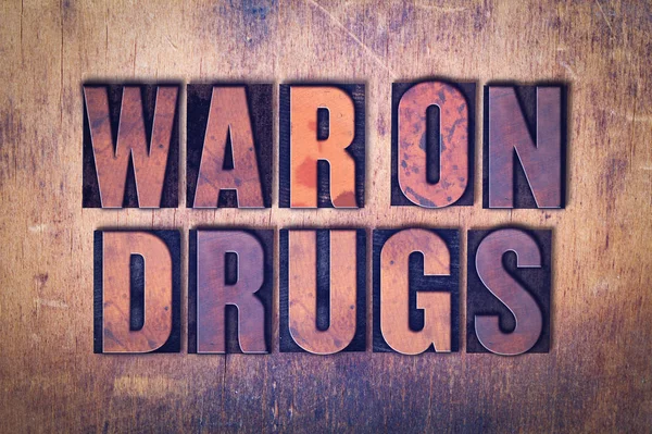 战争对毒品主题活版字的木材背景 — 图库照片