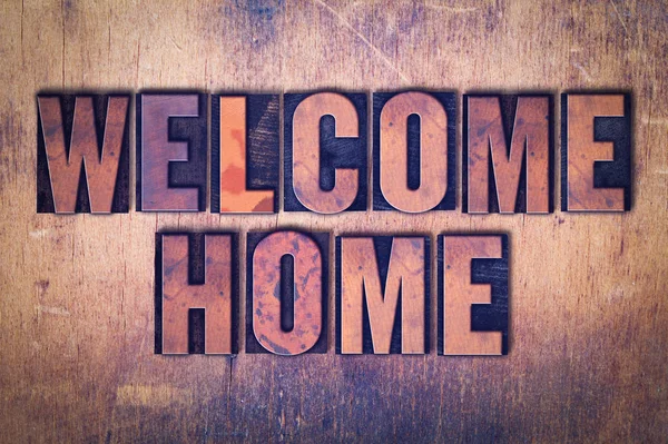 "Добро пожаловать домой" и "Слово на деревянном фоне" — стоковое фото
