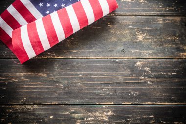Tahta, eski, kırsal bir arka planda Amerikan bayrağı..