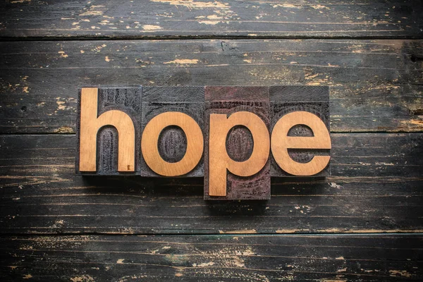 Hope 这个词 用老式木刻字体写在复古的乡村背景上 — 图库照片