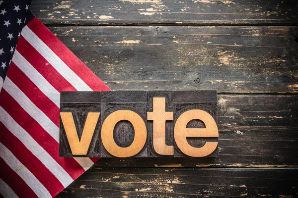 Das Wort Vote Buchdruckbuchstaben Aus Vintage Holz Auf Rustikalem Hintergrund — Stockfoto