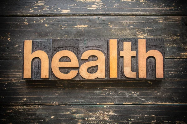 Health 这个词 用老式木刻字体写在复古的乡村背景上 — 图库照片