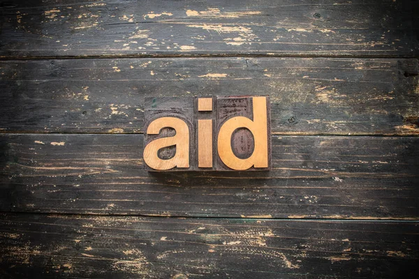 Słowo Aid Napisane Vintage Drewna Typu Letterpress Vintage Rustykalnym Tle — Zdjęcie stockowe