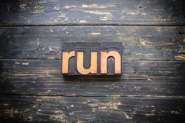 Słowo Run Napisane Vintage Drewna Typu Letterpress Vintage Rustykalnym Tle — Zdjęcie stockowe